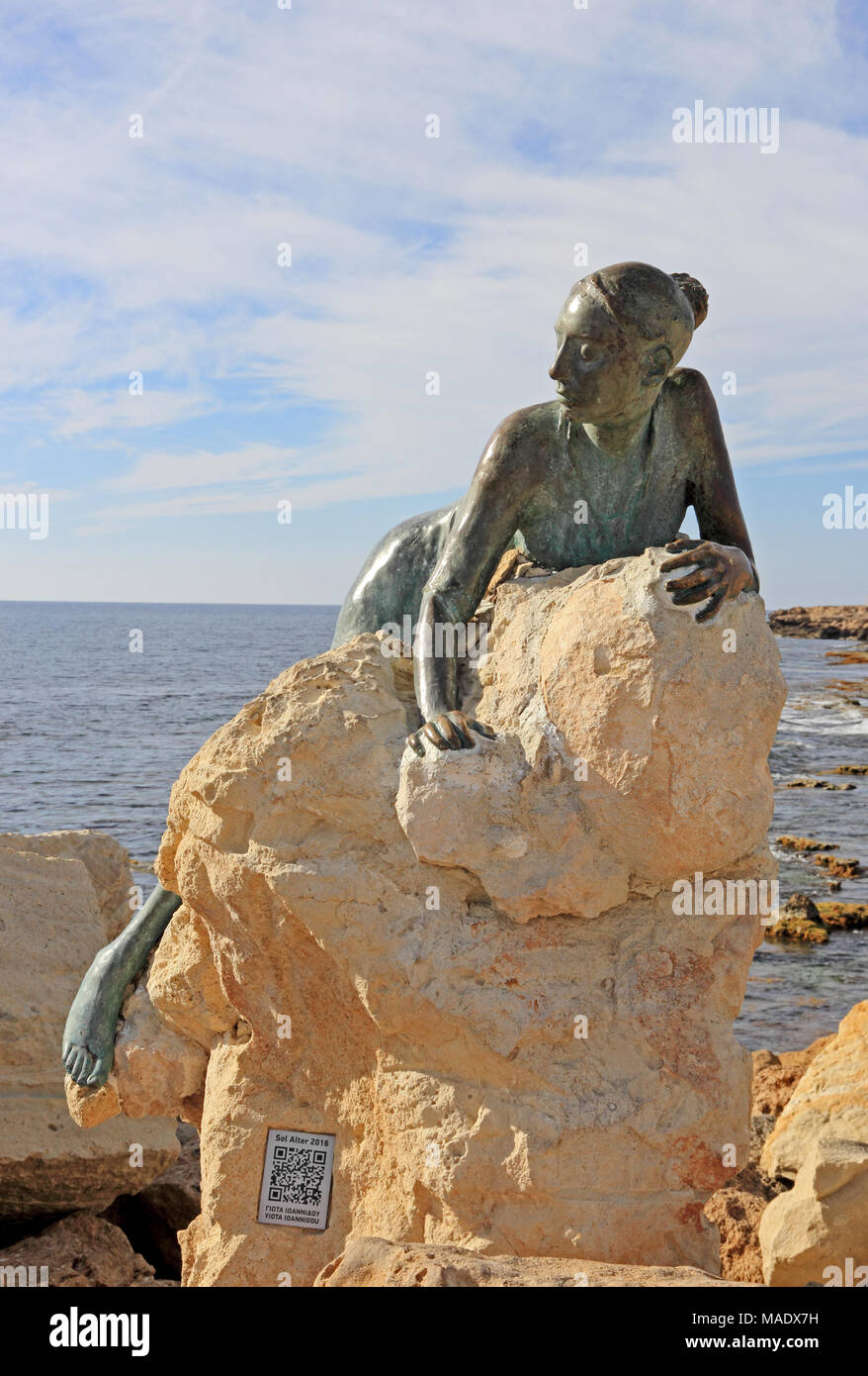 Sol Alter, une sculpture en hommage à Aphrodite, par Anna Maria Ioanidou, placé près de Paphos Fort, sur le chemin côtier. Banque D'Images