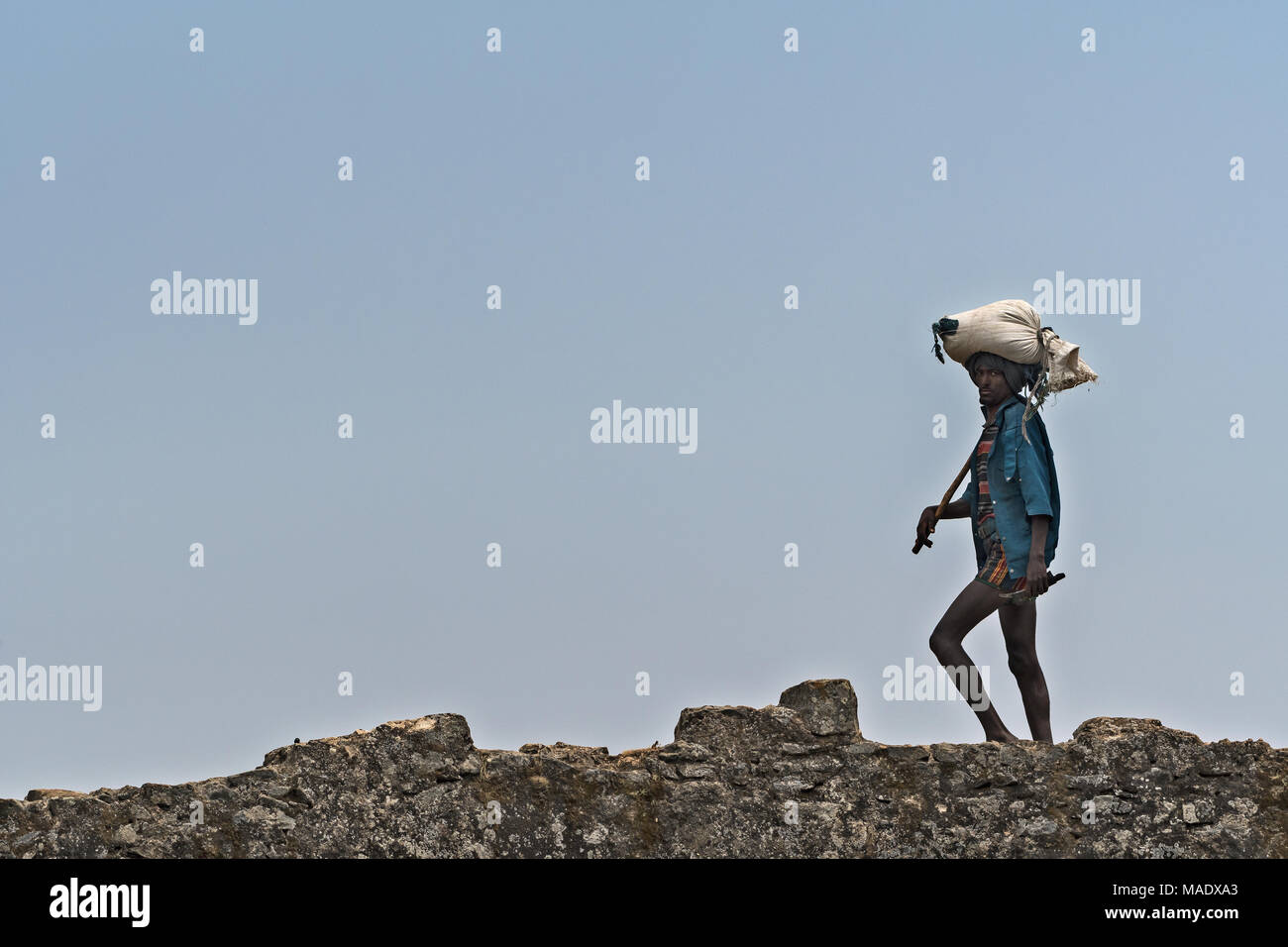 Ethiopian personnes traversant un pont en pierre, Debre Libanos, Ethiopie Banque D'Images