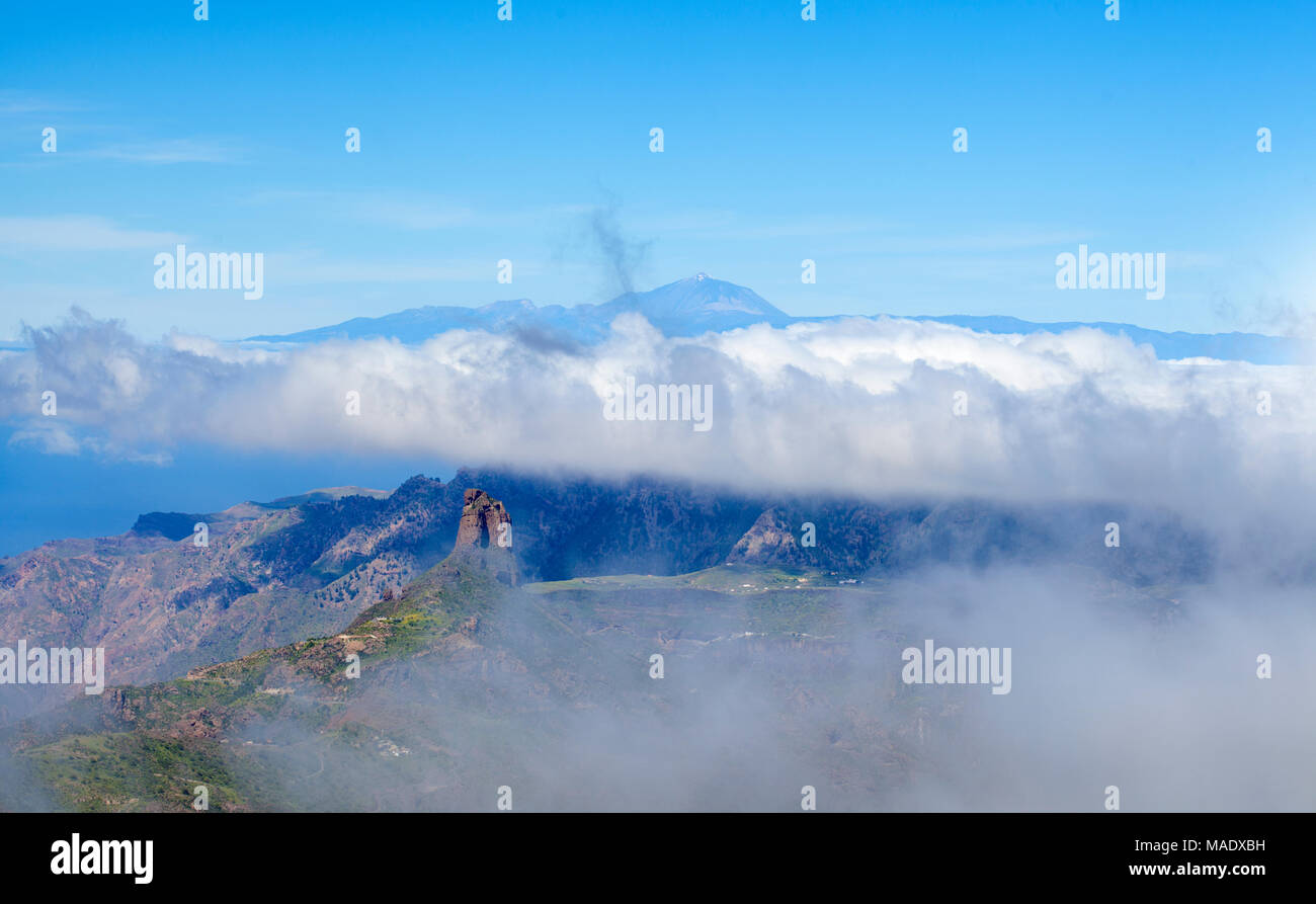 Gran Canaria, mars 2018, las Cumbres - les zones les plus élevées de l'île, vue sur le Teide sur Tenerife au-dessus des nuages couverture, Roque Bentayga rock forma Banque D'Images