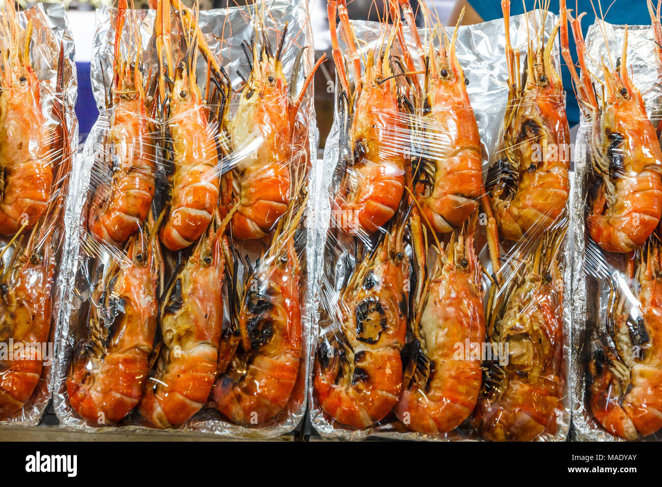 Crevettes grillées de paquets à vendre, ou Tor Kor market, Bangkok, Thaïlande Banque D'Images