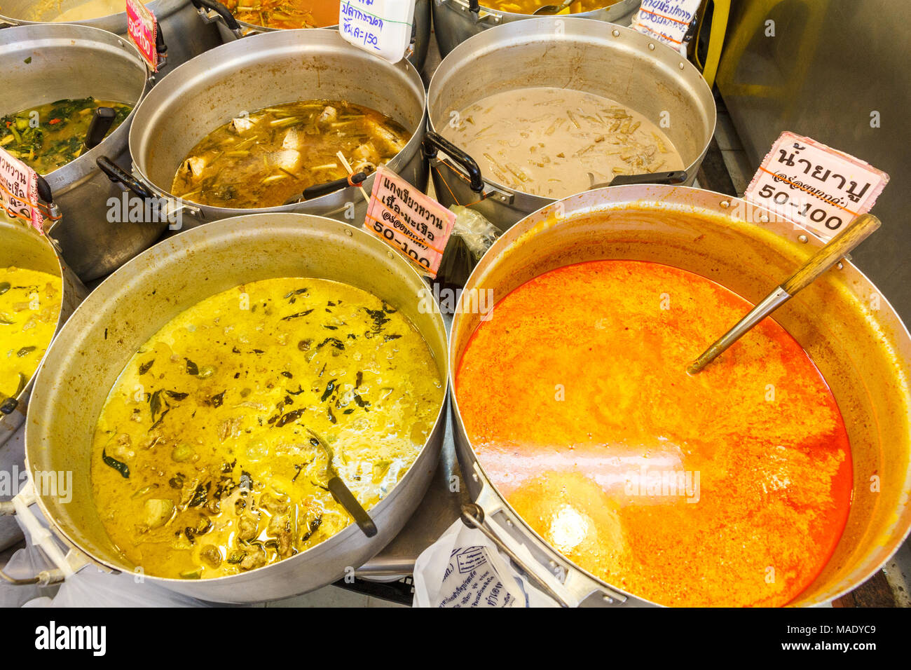 Bloquer la vente de prêt à manger du curry, ou Tor Kor market, Bangkok, Thaïlande Banque D'Images