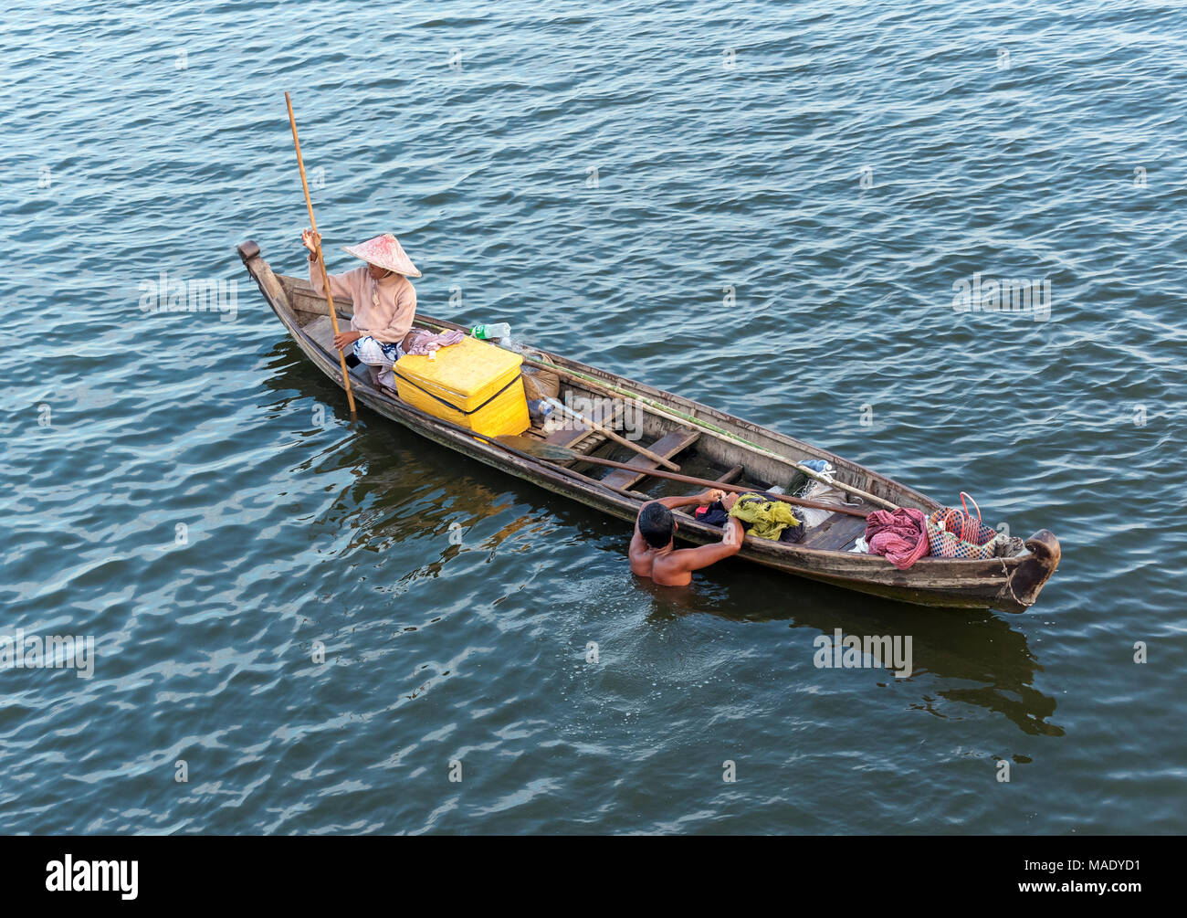 Deux pêcheurs et bateau sur le lac Taungthaman dans Amarapura près de Mandalay, Birmanie, Myanmar Banque D'Images