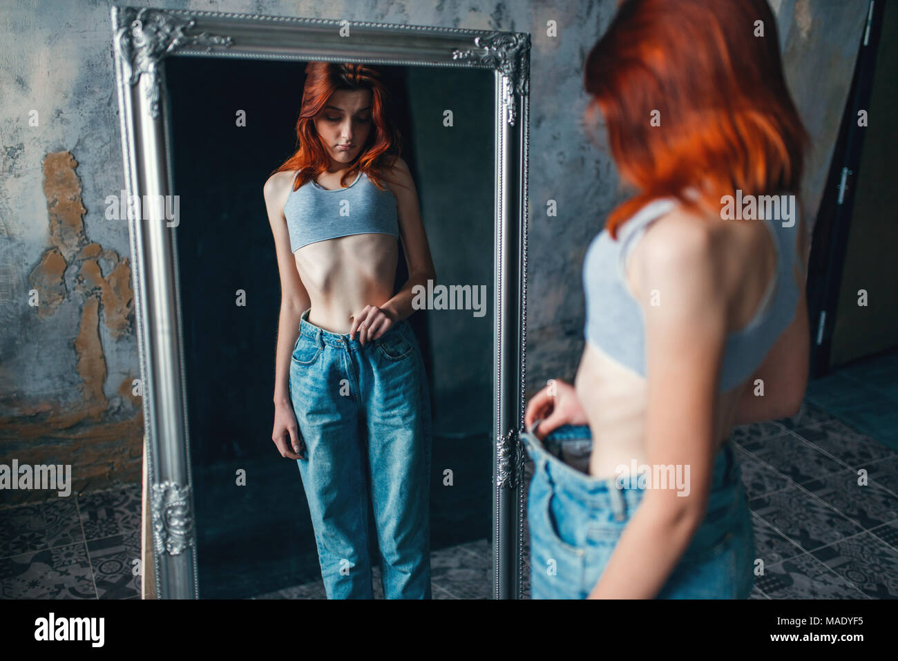 Femme mince tente sur Big size jeans, la perte de poids Banque D'Images