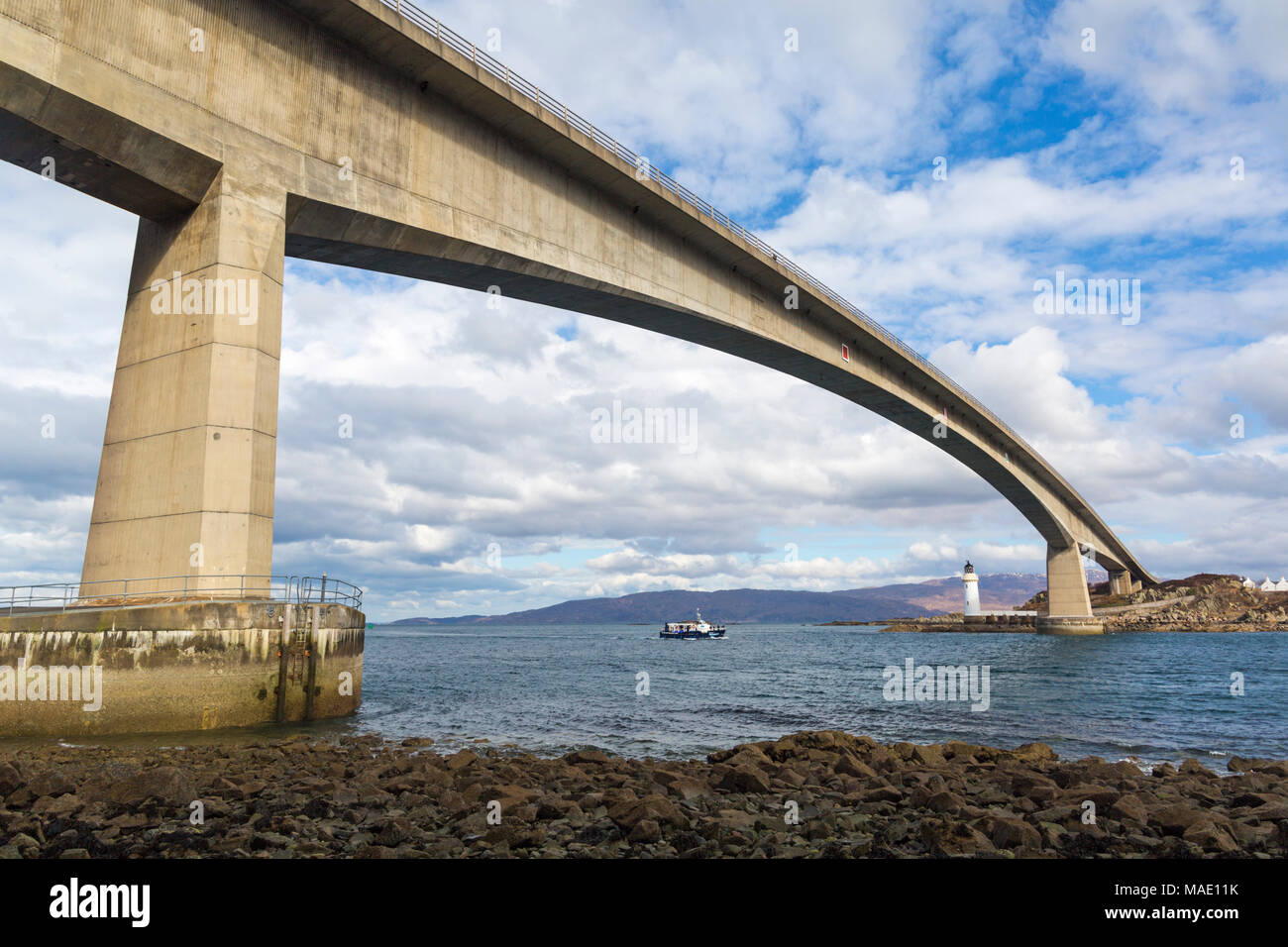 Skye Bridge sur le Loch Alsh reliant l'Ecosse Highland continentale avec l'île de Skye, de Kyleakin, Ecosse, Royaume-Uni en mars - Seaprobe Atlantis voile Banque D'Images