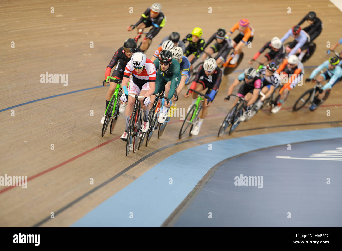 Londres, Royaume-Uni, 31 Mar 2018. Un homme à la tête d'un cycliste regroupée sur le peleton pendant la course aux points d'Endurance au plein gaz Le Vendredi saint le cyclisme sur piste rencontrez, Lee Valley VeloPark, Londres, Royaume-Uni. Queen Elizabeth Olympic Park a été le lieu du cyclisme sur piste pour t Banque D'Images