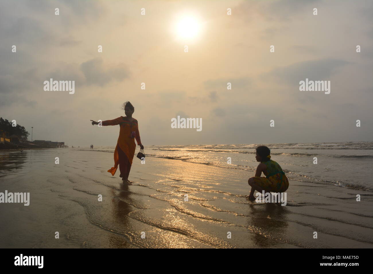 Mandarmani , l'ouest du Bengale, en Inde. 30 mars 2018. Mère et fille profiter au golfe du Bengale au lever du soleil.Mandarmani est une attraction touristique inestimable par baie du Bengale. Credit : Rupa Ghosh/Alamy Live News. Banque D'Images