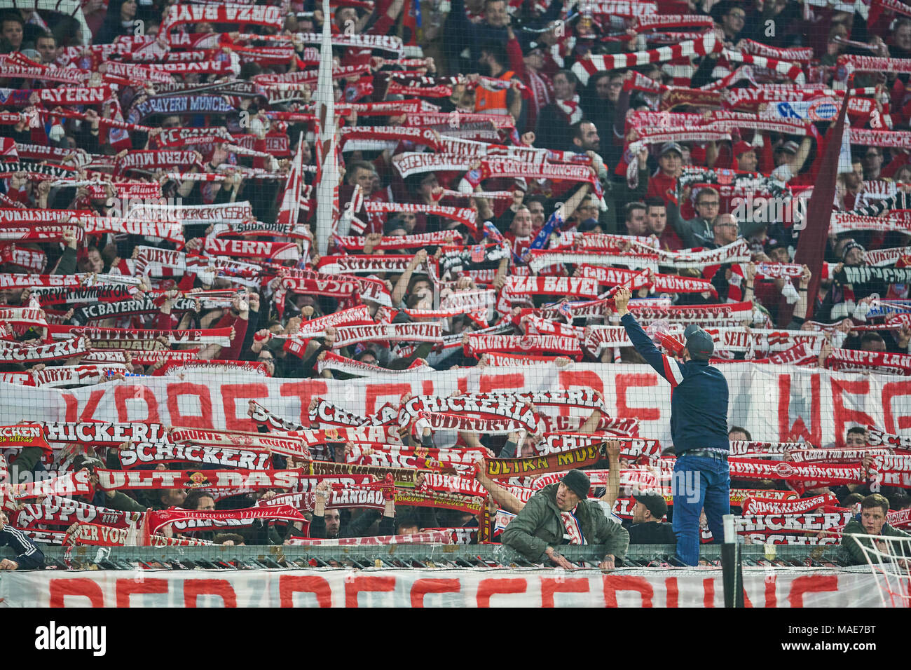 Football FC Bayern Munich, Munich, le 31 mars 2018 fans célèbrent le FC BAYERN MUNICH - Borussia Dortmund 6-0 1.ligue de soccer allemand , Munich, le 31 mars 2018, la saison 2017-2018 © Peter Schatz / Alamy Live News Banque D'Images