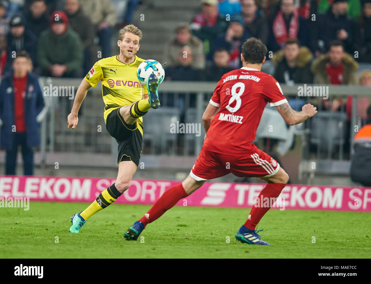 Football FC Bayern Munich, Munich, le 31 mars 2018 André SCHUERRLE, BVB 21. La concurrence pour la balle contre Javi MARTINEZ, FCB 8 FC BAYERN MUNICH - Borussia Dortmund 6-0 1.ligue de soccer allemand , Munich, le 31 mars 2018, la saison 2017-2018 © Peter Schatz / Alamy Live News Banque D'Images