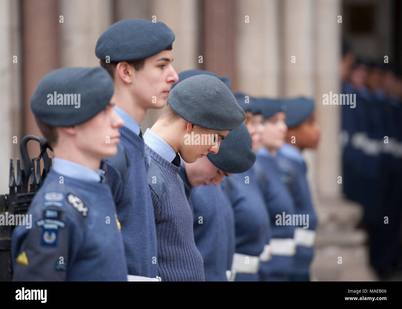 Royal Courts of Justice, London, UK. 1 avril 2018. La RAF100 Baton Relais est lancé à l'entrée principale de la Cour royale de Justice. Les étapes sont bordées de Royal Air Force Les Cadets de l'air comme le chef du personnel de l'aviation Royal Air Force distinguished accompagne vétéran, le Commodore de l'air (retraité) Charles Clarke, transportant la RAF100 Baton. Credit : Malcolm Park/Alamy Live News. Banque D'Images