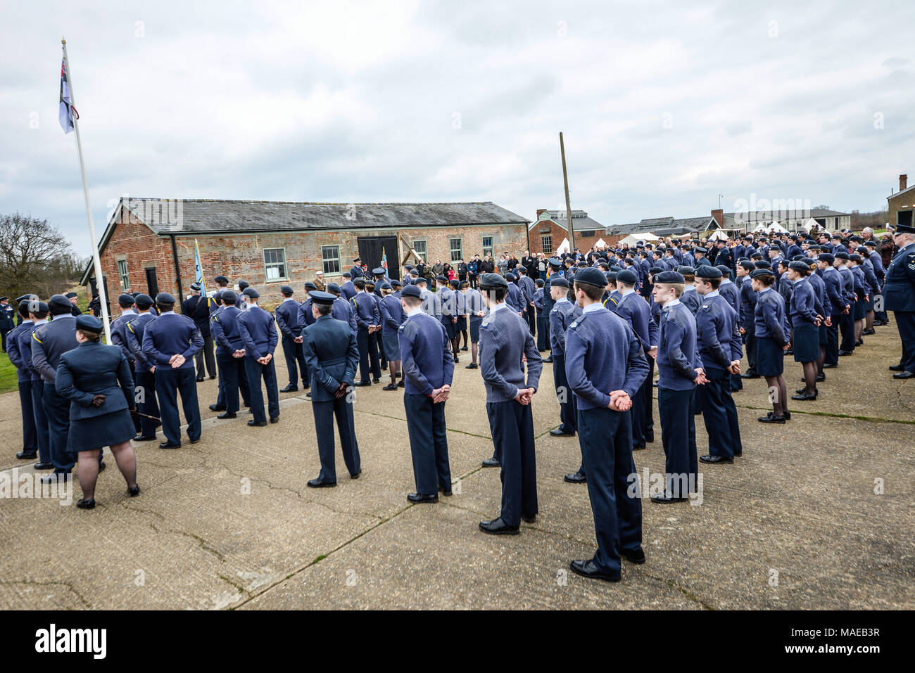 La Royal Air Force a été formé au cours de la Grande Guerre, le 1er avril 1918 de ses ancêtres le Royal Flying Corps et le Royal Naval Air Service. Pour marquer le 100e anniversaire de l'événement une célébration a eu lieu sur la Seconde Guerre mondiale unique un aérodrome à Stow Maries, où l'Union Jack (normalement effectué plutôt que le RFC ensign) a été remplacé par celui de la RAF (une version blanche) dans une cérémonie de remise à l'officier en service le commodore de l'air Jez Attridge présents. Banque D'Images