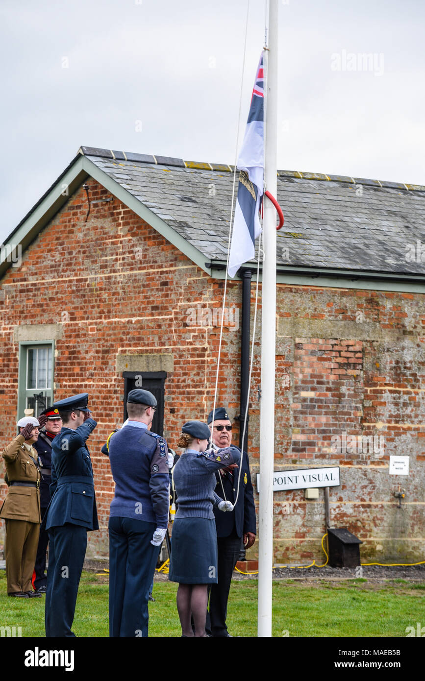 La Royal Air Force a été formé au cours de la Grande Guerre, le 1er avril 1918 de ses ancêtres le Royal Flying Corps et le Royal Naval Air Service. Pour marquer le 100e anniversaire de l'événement une célébration a eu lieu sur la Seconde Guerre mondiale unique un aérodrome à Stow Maries, où l'Union Jack (normalement effectué plutôt que le RFC ensign) a été remplacé par celui de la RAF (une version blanche) dans une cérémonie de remise à l'officier en service le commodore de l'air Jez Attridge présents. Banque D'Images