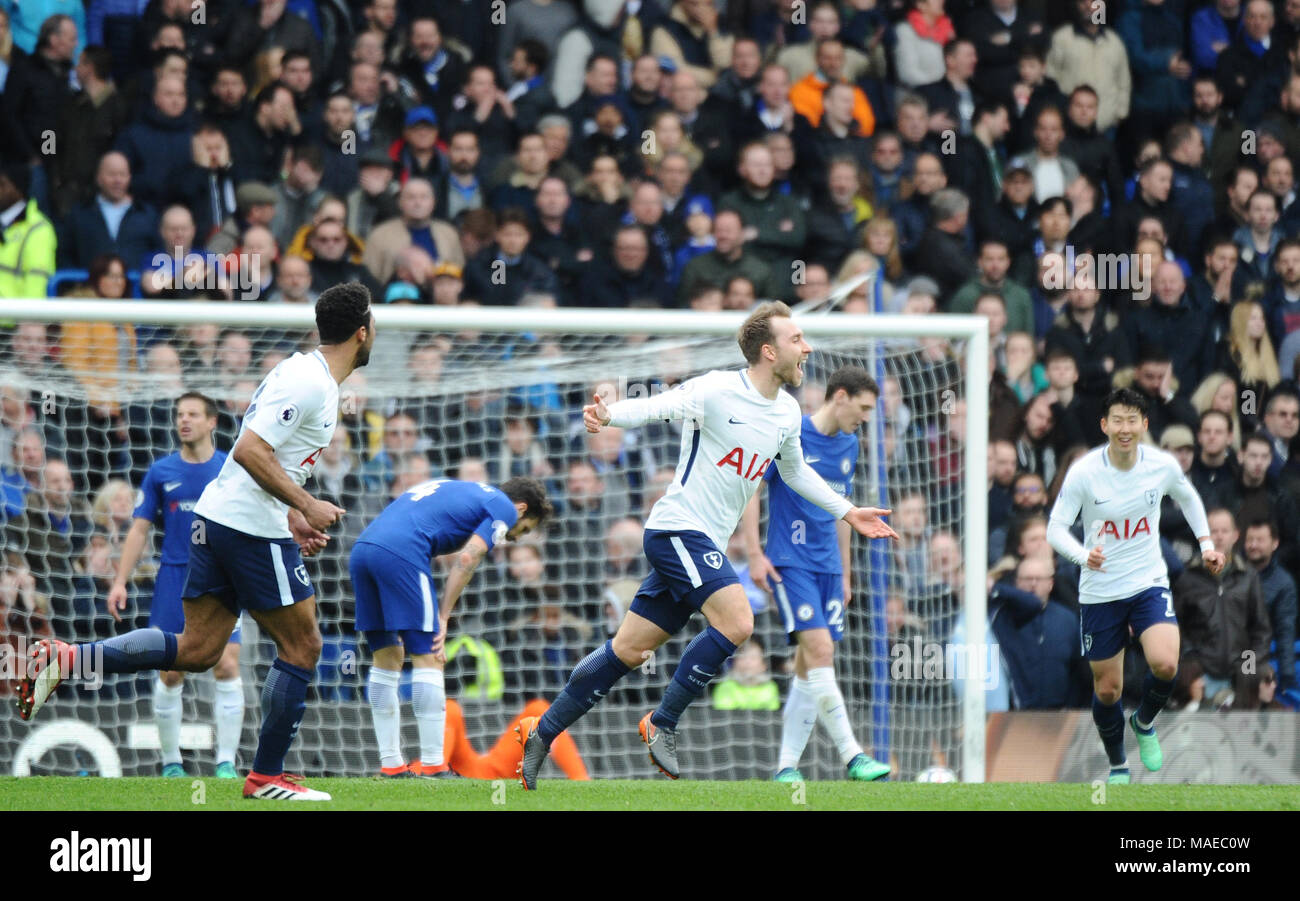 Christian Eriksen de Tottenham vu notation et de célébrer un but lors de la Premier League match entre Chelsea et Tottenham Hotspur à Stamford Bridge, le 1er avril 2018 à Londres, en Angleterre. (Photo de Zed Jameson/phcimages.com) : PHC Crédit Images/Alamy Live News Credit : PHC Images/Alamy Live News Credit : PHC Images/Alamy Live News Banque D'Images
