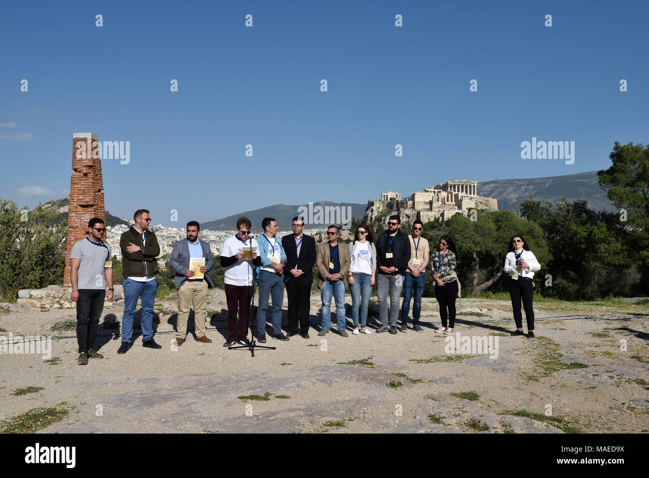 Athènes, Grèce, 1er avril, 2018. Les membres de l'Hellenic Jeunesse en Action, un forum des jeunes de la diaspora grecque, lire annonce à la Pnyx exigeant le retour des marbres du Parthénon à Athènes, Grèce. Crédit : Nicolas Koutsokostas/Alamy Live News. Banque D'Images