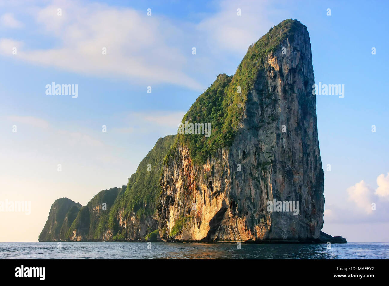 Falaises de calcaire de l'île de Phi Phi Leh, province de Krabi, Thaïlande. Koh Phi Phi Leh fait partie de Mu Ko Phi Phi National Marine Park. Banque D'Images