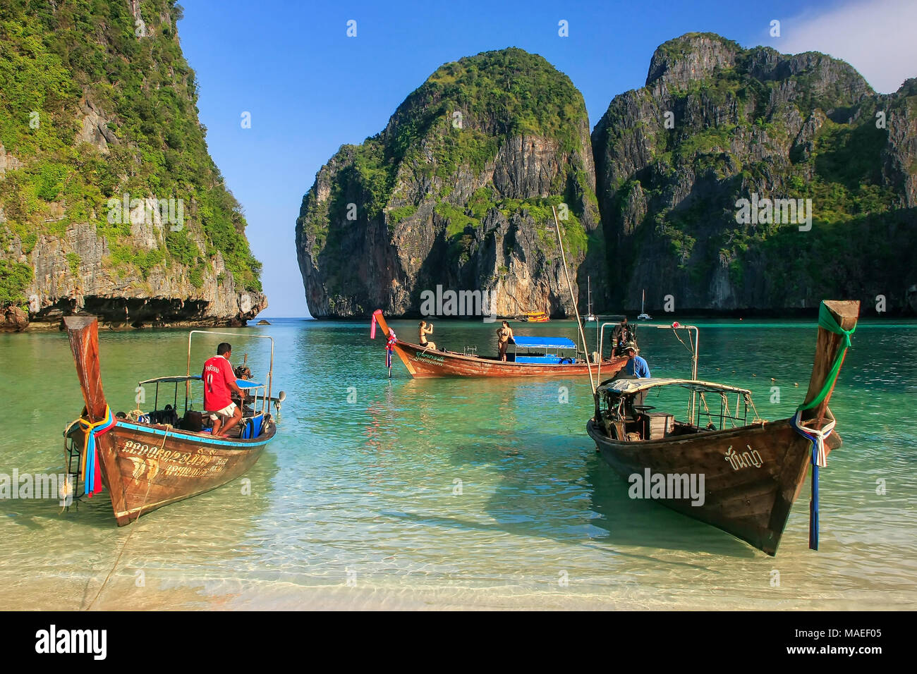 Bateaux Longtail ancrés à Maya Bay sur l'île de Phi Phi Leh, province de Krabi, Thaïlande. Il fait partie du Parc National de Ko Phi Phi. Banque D'Images