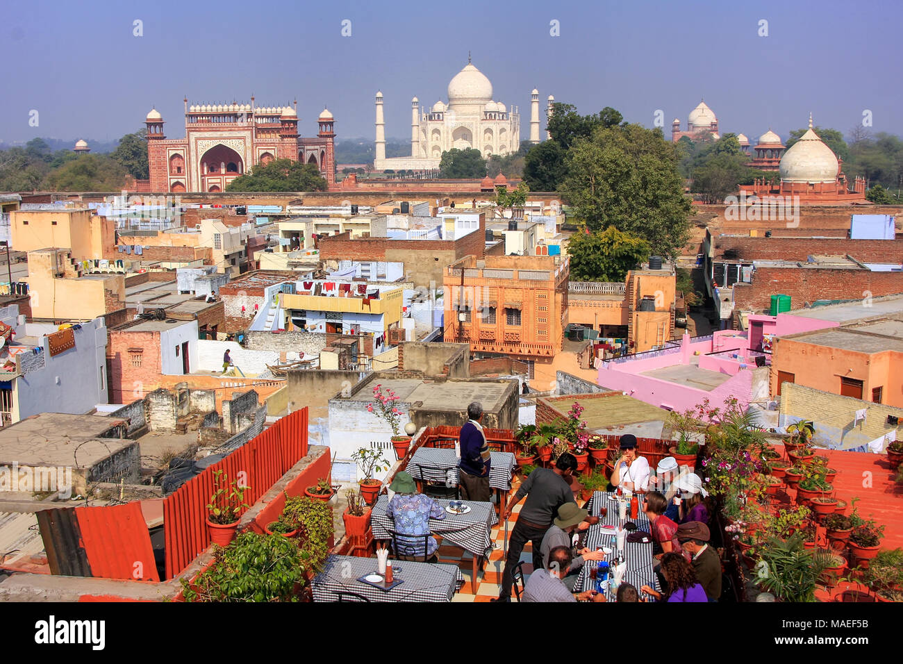 Vue sur le Taj Mahal depuis le restaurant situé sur le toit dans le quartier de Taj Ganj à Agra, en Inde. Taj Mahal a été construit en 1632 par l'empereur Shah Jahan à la mémoire Banque D'Images