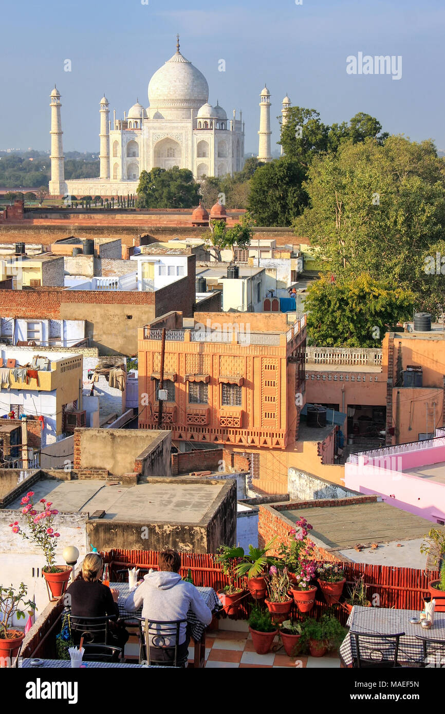 Vue sur le Taj Mahal depuis le restaurant situé sur le toit dans le quartier de Taj Ganj à Agra, en Inde. Taj Mahal a été construit en 1632 par l'empereur Shah Jahan à la mémoire Banque D'Images