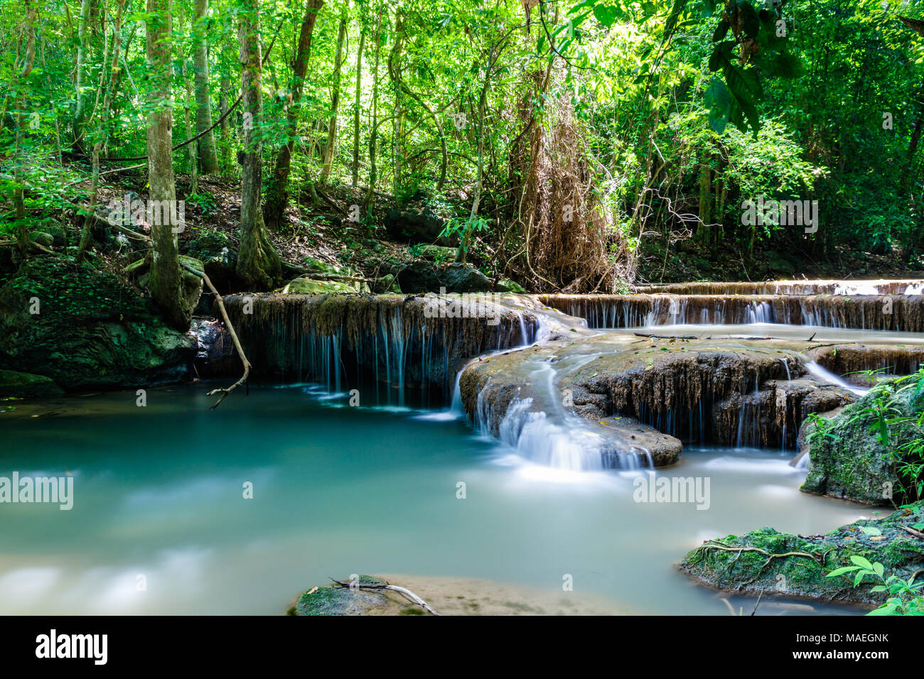 Cascade dans le Parc National d'Erawan, Thaïlande Banque D'Images