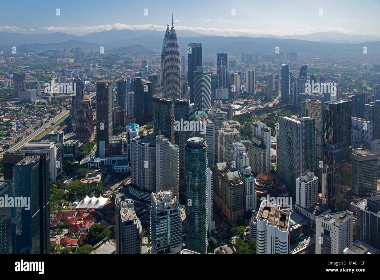 Vue aérienne sur la ville moderne avec Petronas Twin Towers Kuala Lumpur Malaisie Banque D'Images