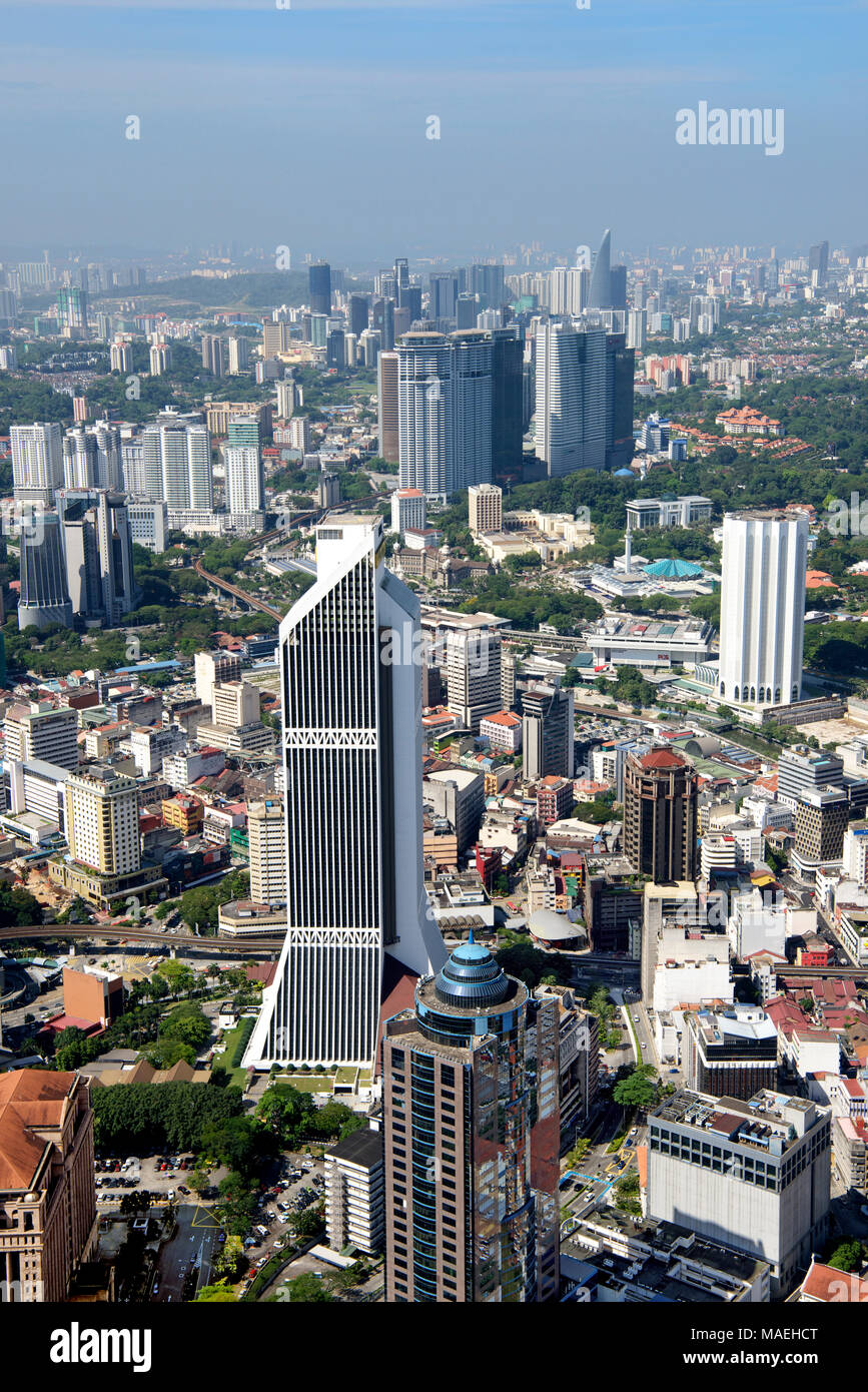 Vue aérienne les gratte-ciel modernes et peut bank Tower centre-ville de Kuala Lumpur en Malaisie Banque D'Images