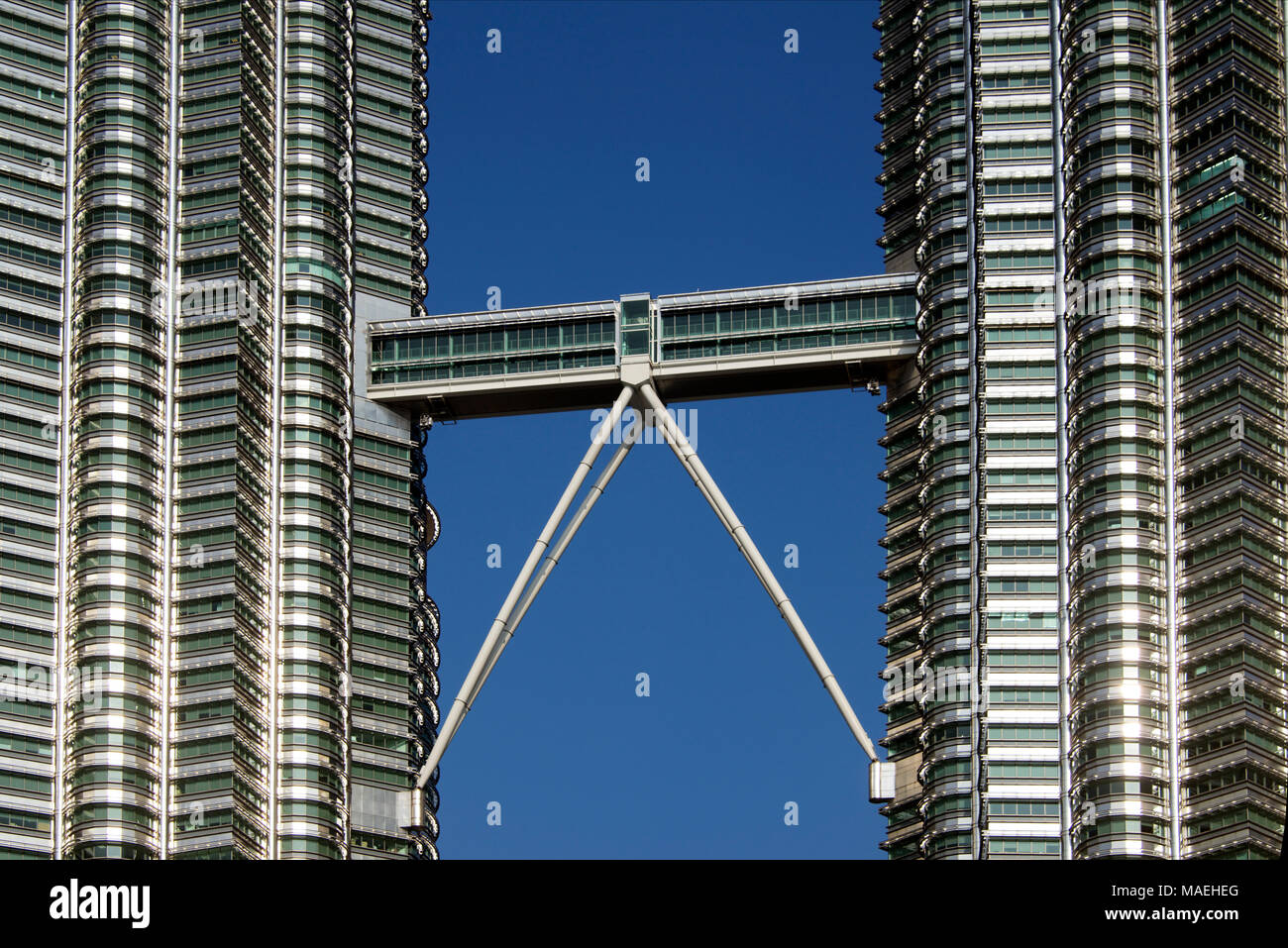 Les tours jumelles Petronas iconique avec pont de liaison Kuala Lumpur, en Malaisie Banque D'Images