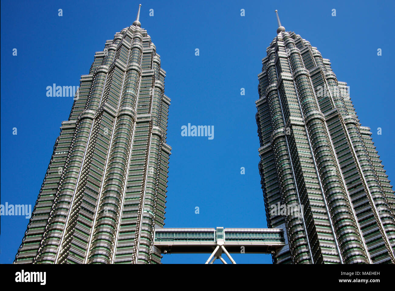 Les tours jumelles Petronas iconique avec pont de liaison Kuala Lumpur, en Malaisie Banque D'Images
