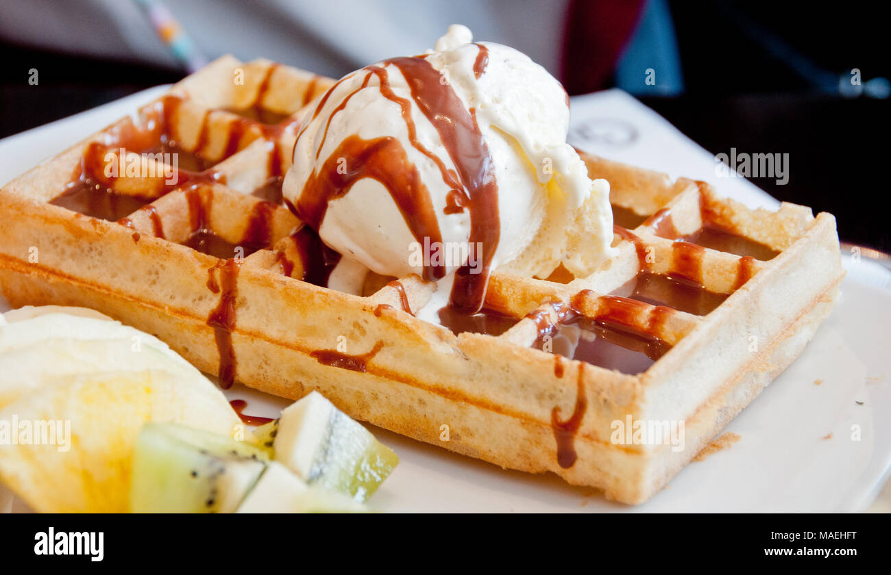 Sweet Vanilla icecream sur le dessus de la gaufre golden brown Banque D'Images