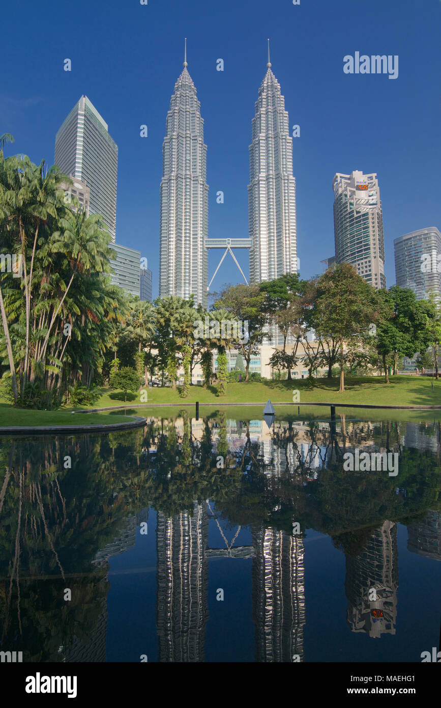 Les tours jumelles Petronas iconique et Le Lac Symphonie de Kuala Lumpur, en Malaisie Banque D'Images