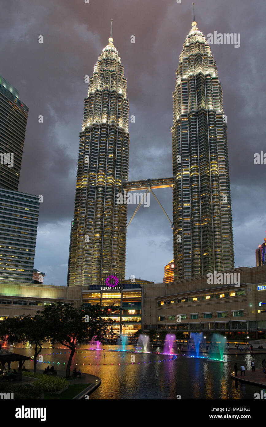 Gratte-ciel Les Tours Petronas Kuala Lumpur, en Malaisie, au crépuscule Banque D'Images