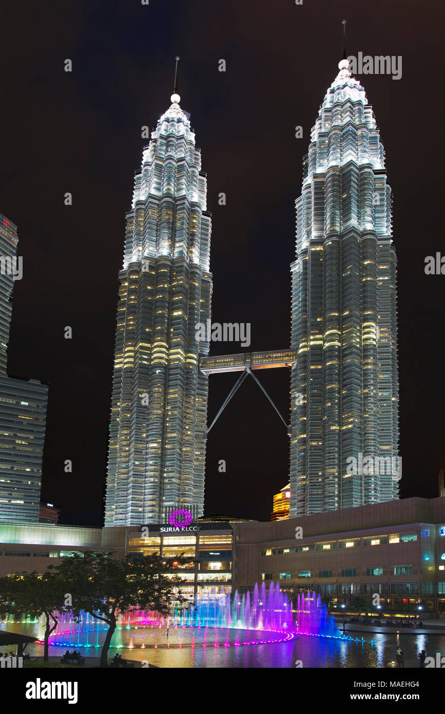 Gratte-ciel Les Tours Petronas à Kuala Lumpur, en Malaisie, de nuit Banque D'Images