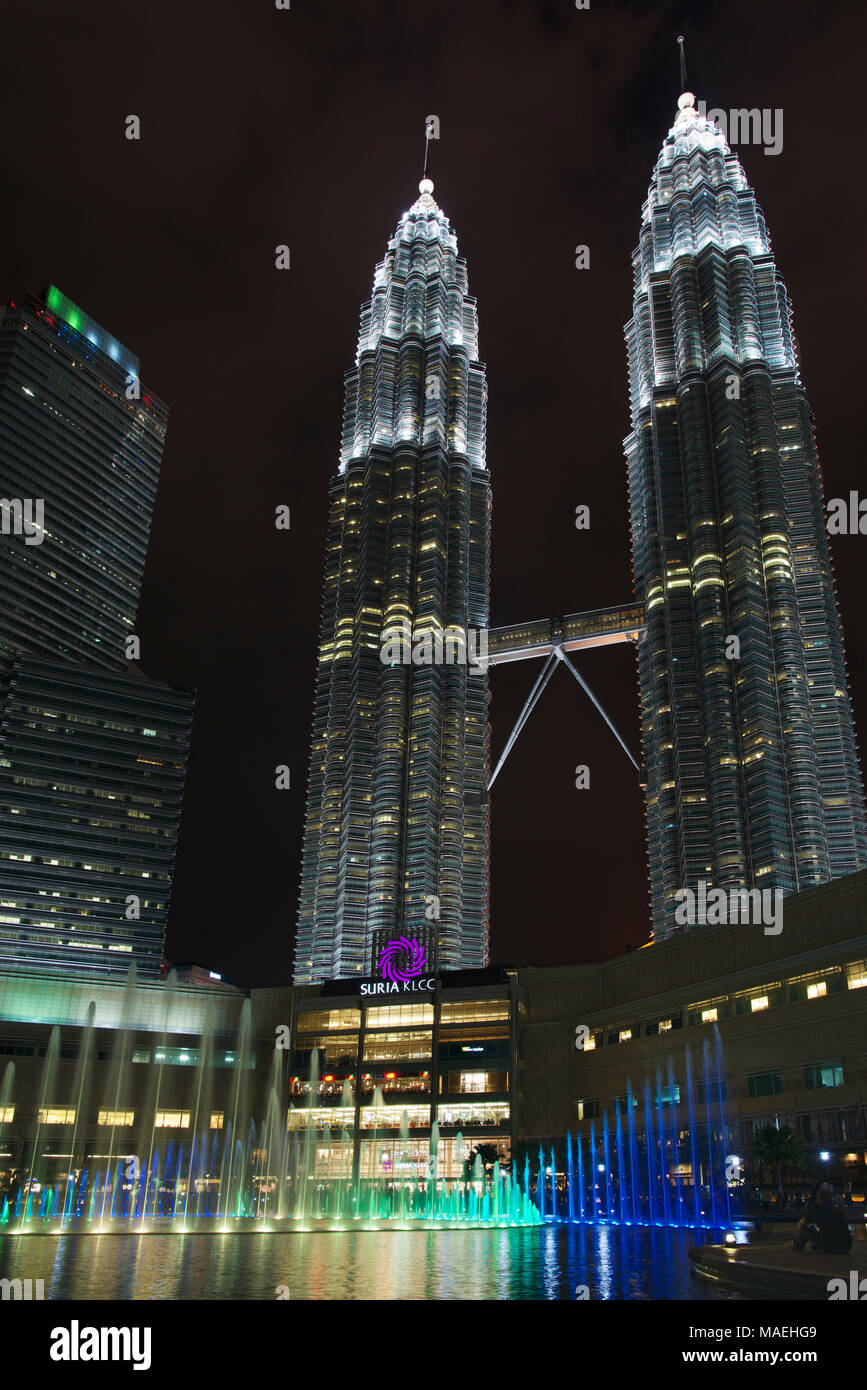 Les Tours Petronas gratte-ciel de nuit avec des fontaines colorées Kuala Lumpur, en Malaisie Banque D'Images