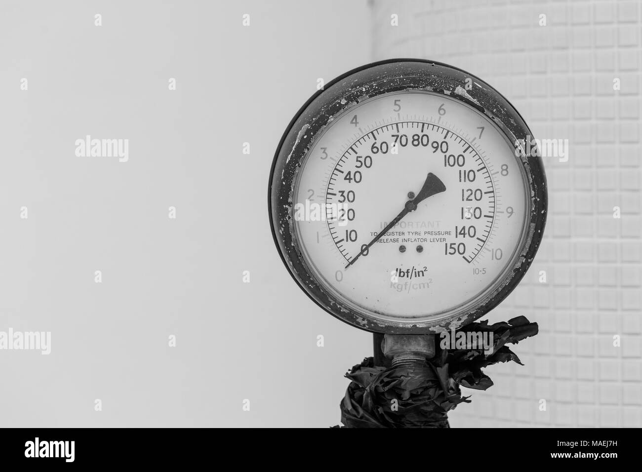 Vieux pneu pompe à Gas station Banque D'Images