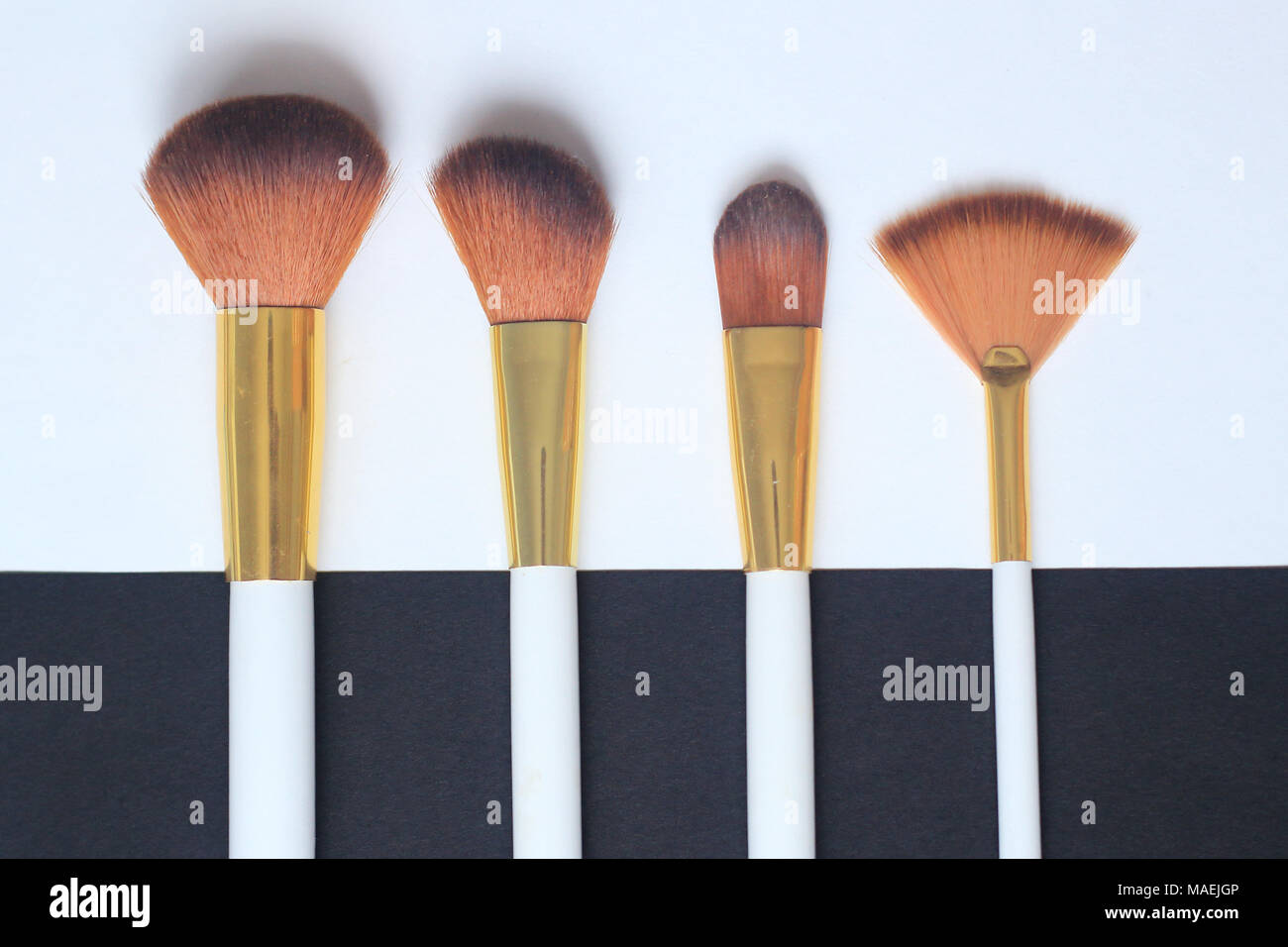 Close up. set de pinceau à maquillage set sur fond noir et blanc Banque D'Images