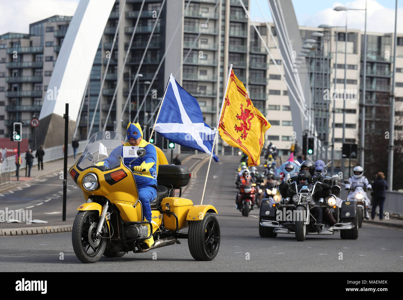 Les motards voyage à travers le 'quinty' Bridge à Glasgow, en route vers l'hôpital de l'Université Queen Elizabeth, comme ils prennent part à l'Hôpital pour enfants de Glasgow Charity Easter Egg Run sur leurs motos. Banque D'Images