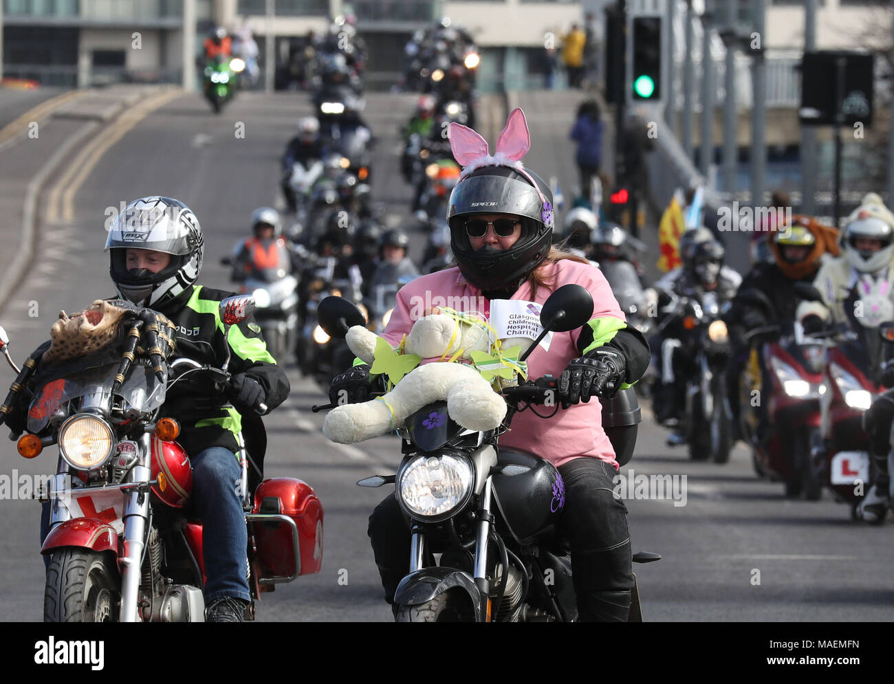 Les motards voyage à travers le 'quinty' Bridge à Glasgow, en route vers l'hôpital de l'Université Queen Elizabeth, comme ils prennent part à l'Hôpital pour enfants de Glasgow Charity Easter Egg Run sur leurs motos. Banque D'Images