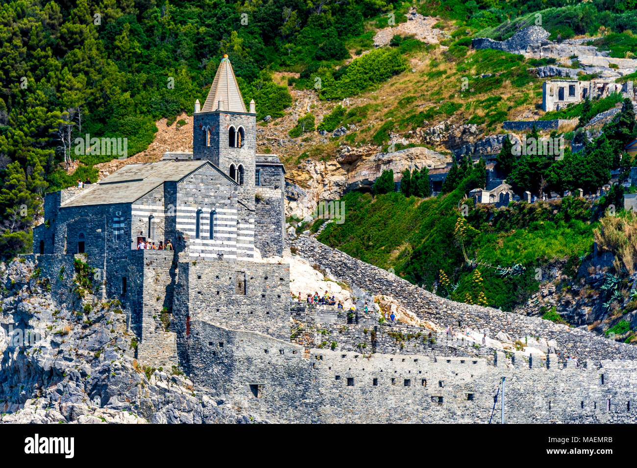 L'église Saint-Pierre (Chiesa di San Pietro) et le Castello Doria, se trouve au sommet d'un promontoire rocheux. Porto Venere, la Spezia, Italie Banque D'Images