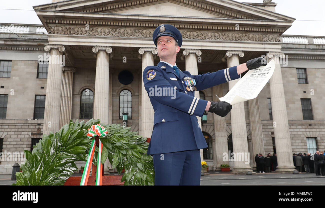 Air Corps' Le Capitaine Sean McCarthy se lit la proclamation au cours d'une cérémonie pour marquer l'anniversaire de l'Insurrection de Pâques 1916 à la GPO sur O'Connell Street Dublin. Banque D'Images