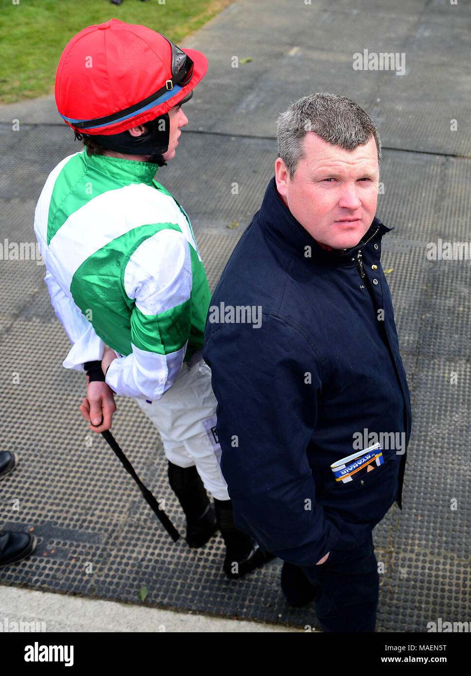 Formateur Gordon Elliott (à droite) avec jockey Jack Kennedy lors de Ryan Air Jour de la Gold Cup 2018 Festival de Pâques à l'Hippodrome Fairyhouse Ratoath, Meath, Co.. Banque D'Images