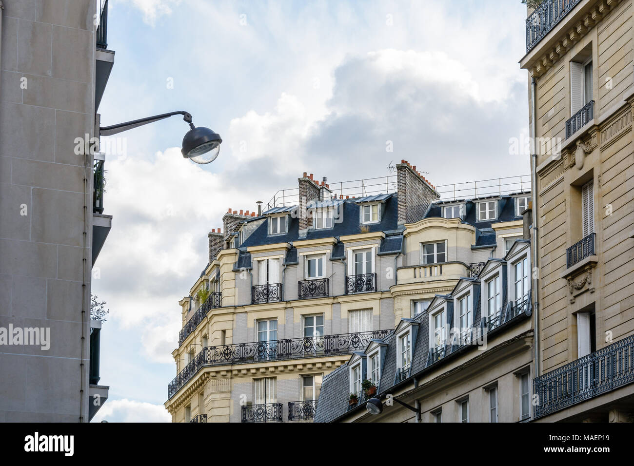 Bâtiments résidentiels de style haussmannien à Paris, France. Banque D'Images