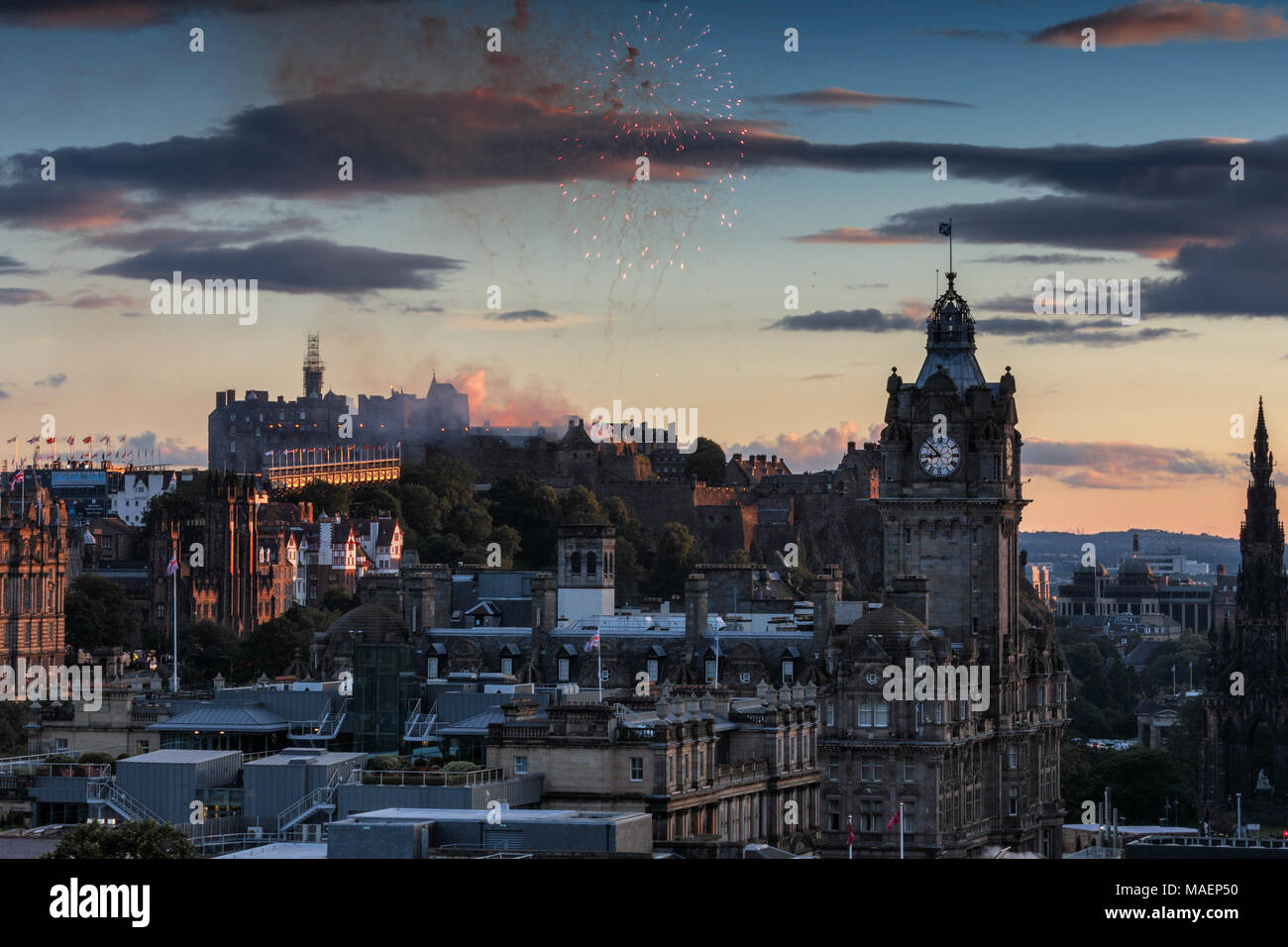 L'Edinburgh skyline avec le château d'Édimbourg à l'arrière-plan, avec l'artifice de tatouage. Photographié à partir de Calton Hill juste après le coucher du soleil. Banque D'Images