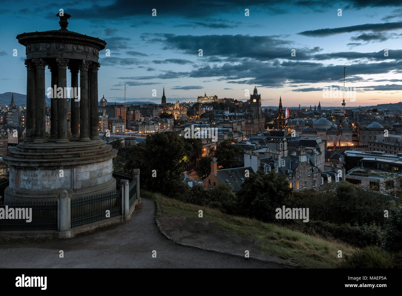 L'Dugald Stewart Monument sur Calton Hill avec vue sur la ville au coucher du soleil, Édimbourg, Écosse, Royaume-Uni. Banque D'Images