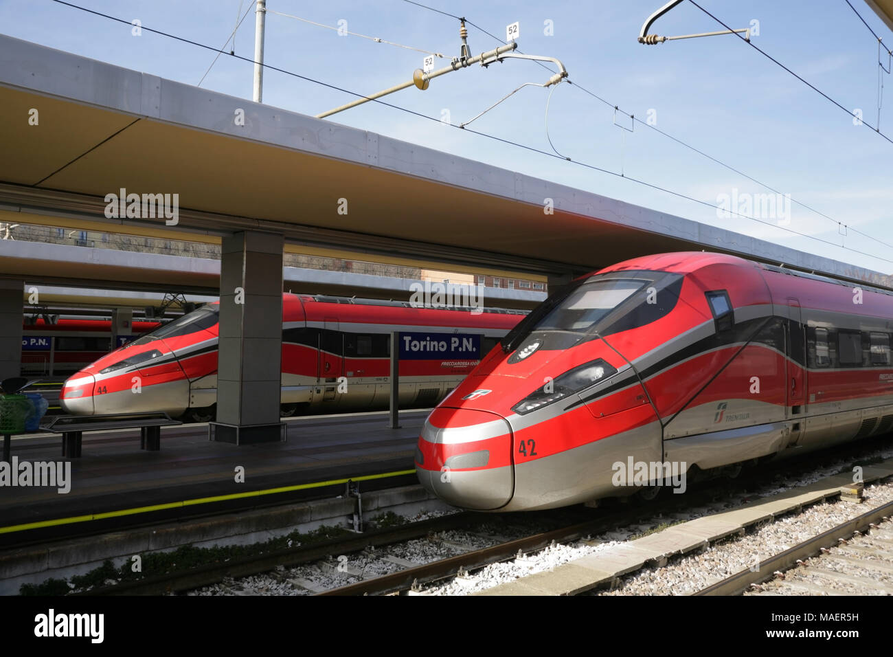 Frecciarossa 1000 (Rte 400) 400km/h, les trains à grande vitesse à la gare de Porta Nuova de Turin, Italie. Banque D'Images