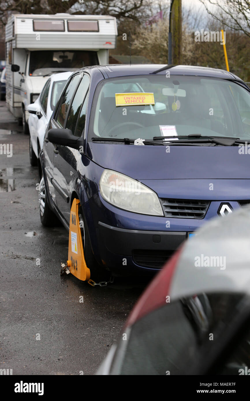 Un véhicule stationné sur la photo non taxés sur la route à Chichester, West Sussex, UK. Banque D'Images