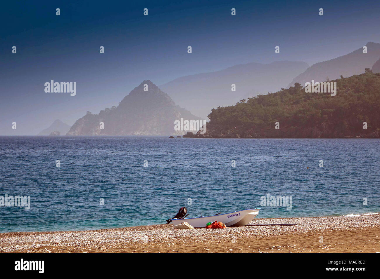 Petit bateau sur plage et montagnes à Cirali, Çirali, Antalya, Turquie Banque D'Images