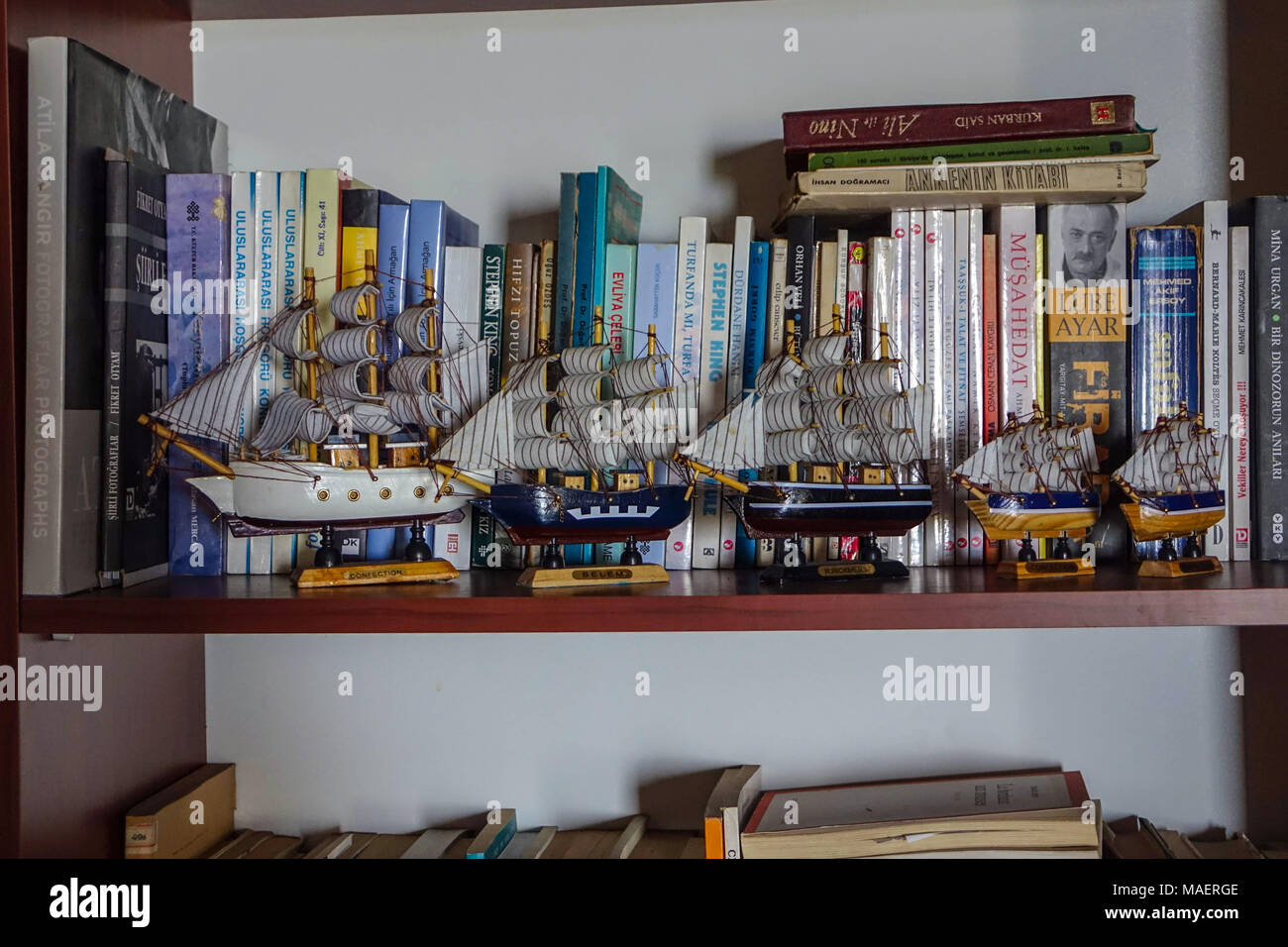 Ligne de quatre navires à voile petit modèle sur étagère, Antalya, Turquie Banque D'Images