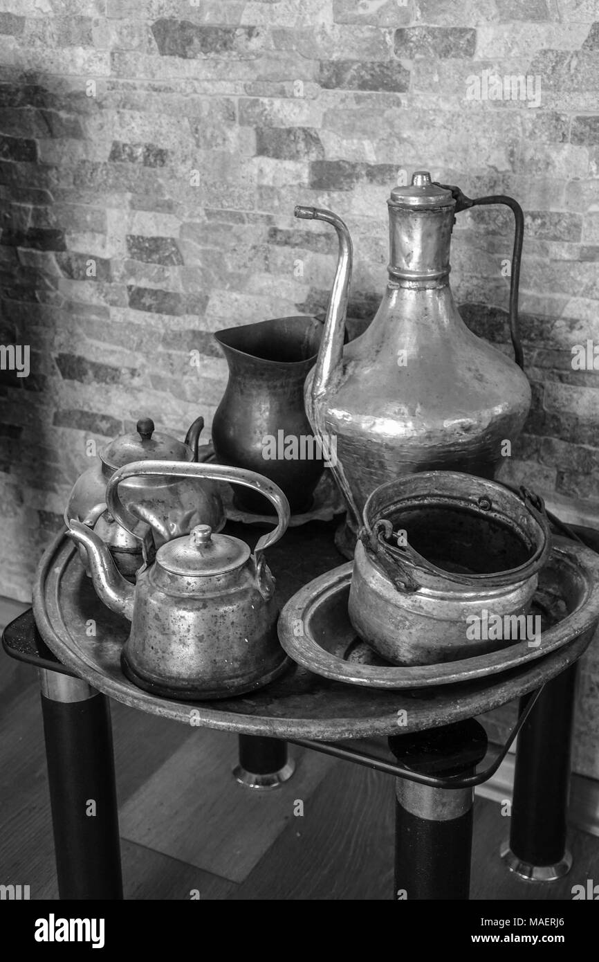 Service à thé métal turc antiques, aluminium, électrique et théière Banque D'Images