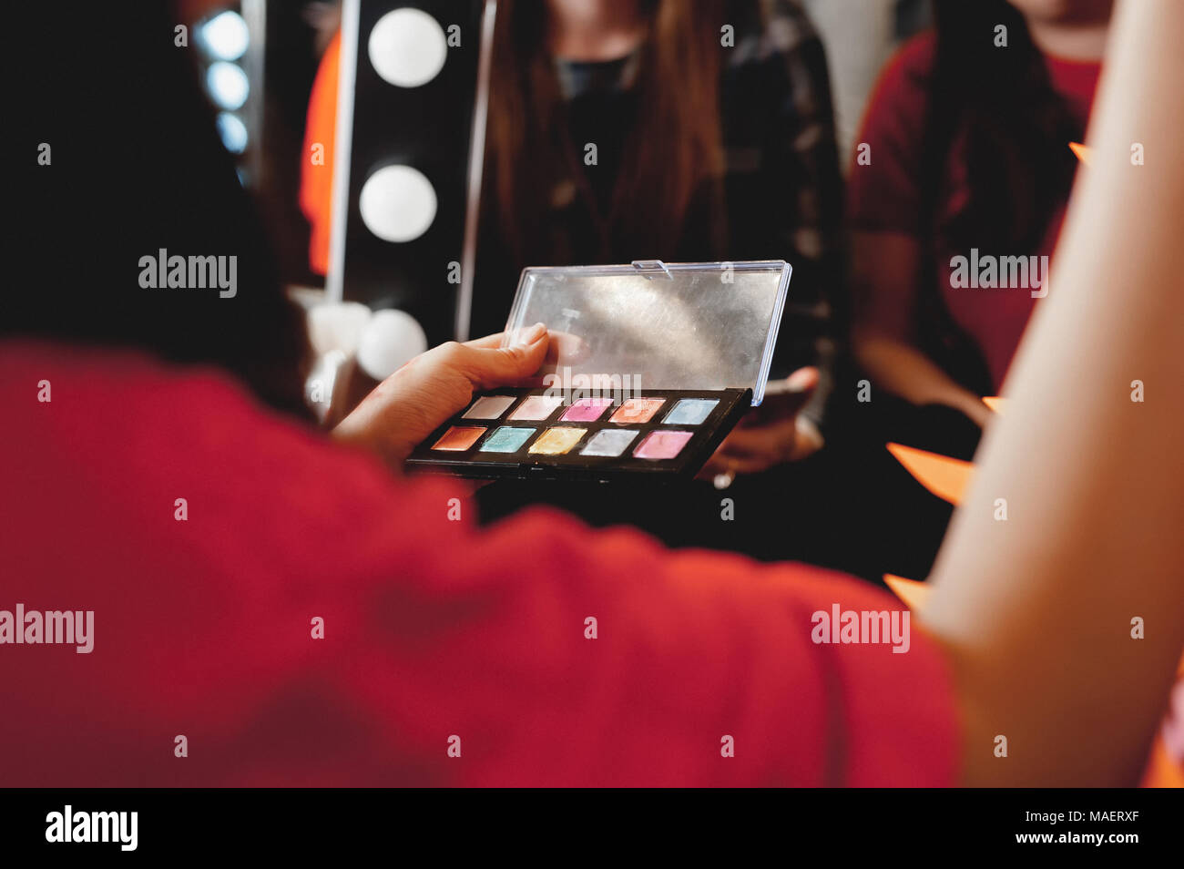 Le maquillage. Le processus d'appliquer le maquillage commence. Palette de couleurs. Pour les cosmétiques maquillage jour soir de fête Banque D'Images