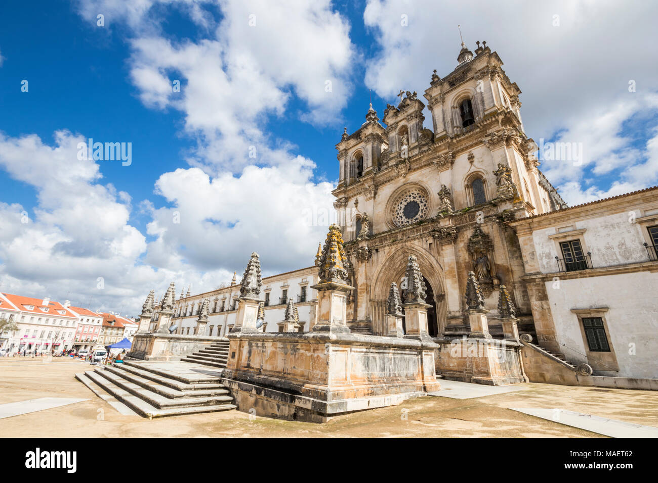 Façade principale de l'Alcobaca Monastery (Mosteiro de Santa Maria) au Portugal, à l'architecture gothique et baroque. Un site du patrimoine mondial depuis 1997 Banque D'Images