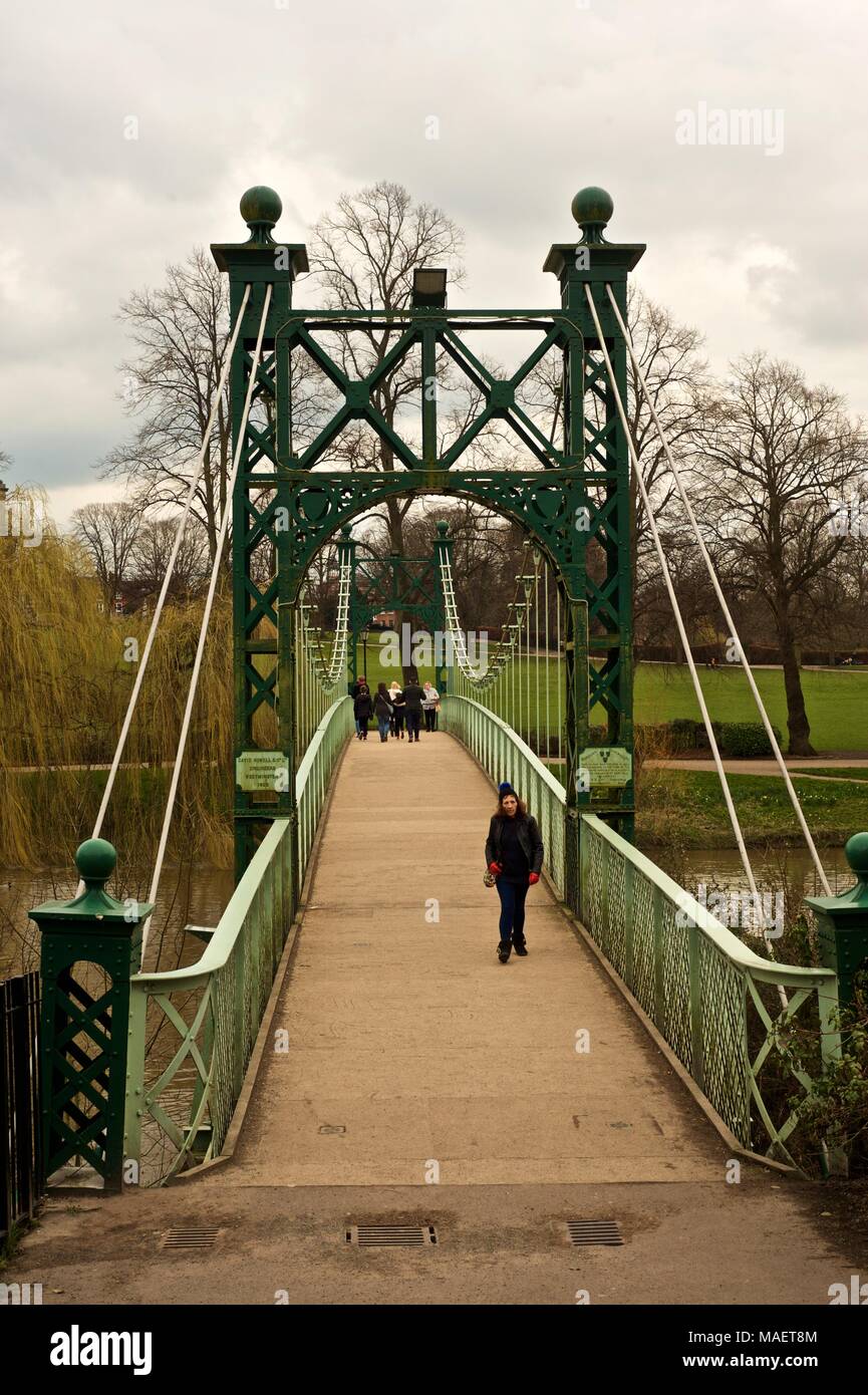 Passerelle Port Hill à Shrewsbury, Shropshire, Angleterre montrant des éléments historiques et pont suspendu métallique datant de 1922 Banque D'Images