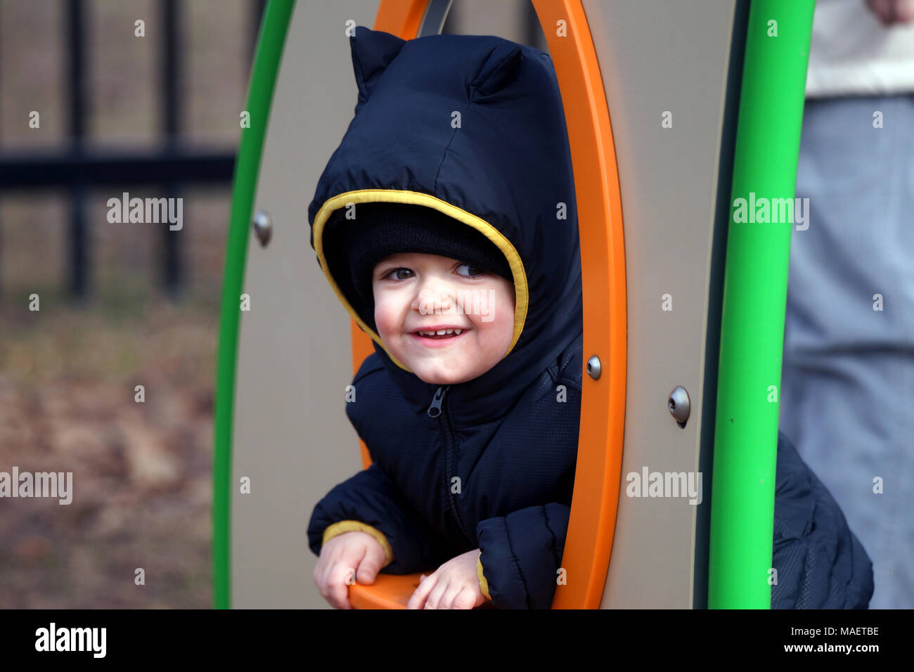 Jeune enfant jouer à l'extérieur dans le froid.Credit:Mario Beauregard/Alamy Live News Banque D'Images